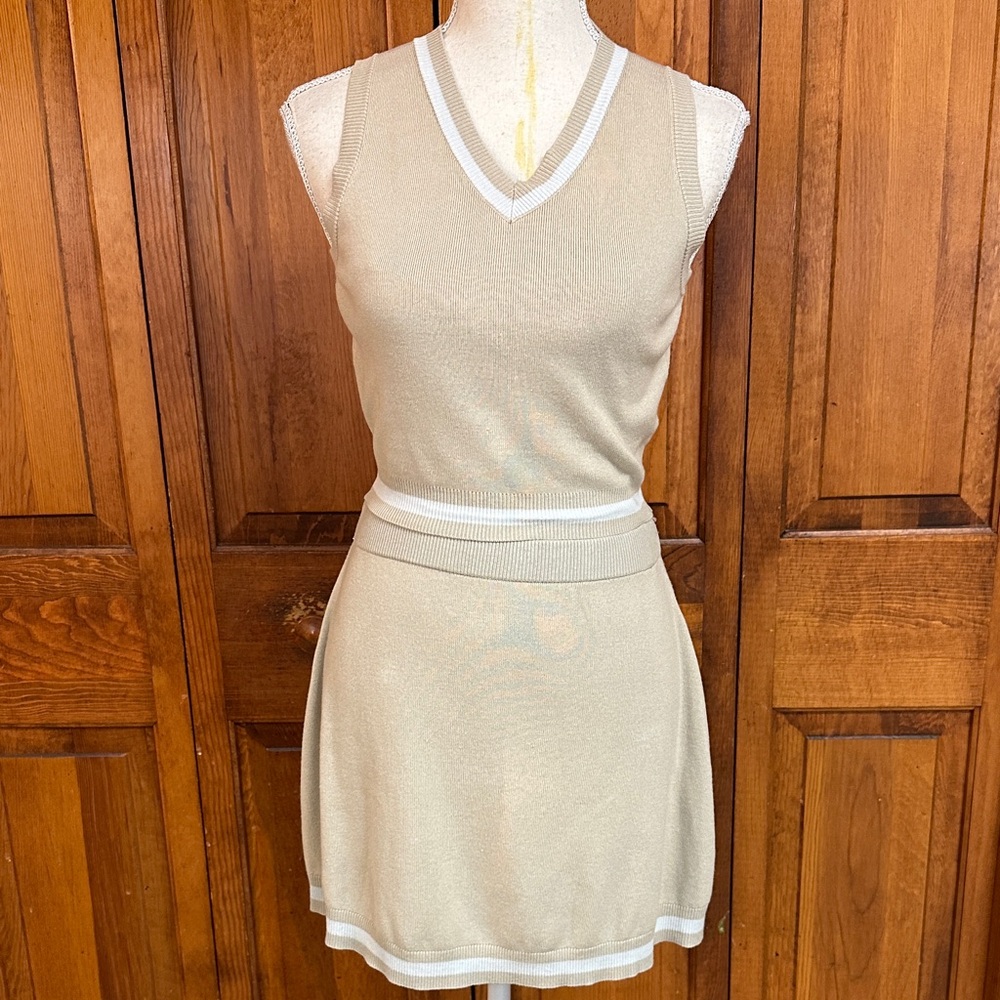 Sincerely Jules Two Piece Varsity Best/Skirt Set Tan/White V-Neck Pullon Skirt M